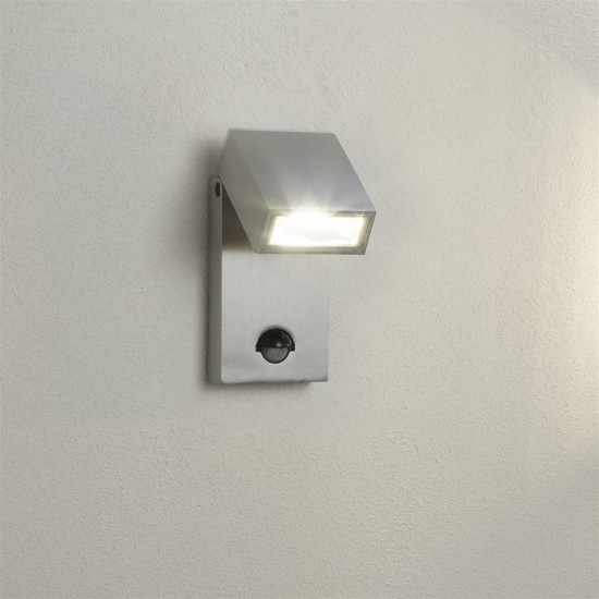 Searchlight outdoor wall light Metro, 11.1W, 856lm, IP44, 7585